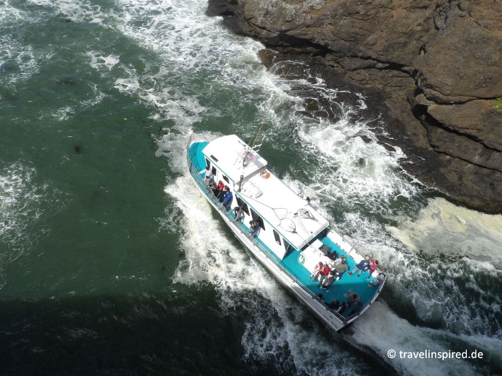 Whale Watching Boot kämpft sich durch die Hafenausfahrt in Depoe Bay, Tipps Oregon Walbeobachtung, USA Reise