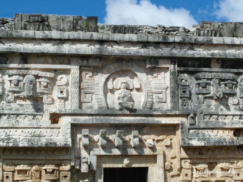 Maya Tempel mit Symbolen verziert, Chichen Itza Maya-Ruinen, Mexiko Sehenswürdigkeiten