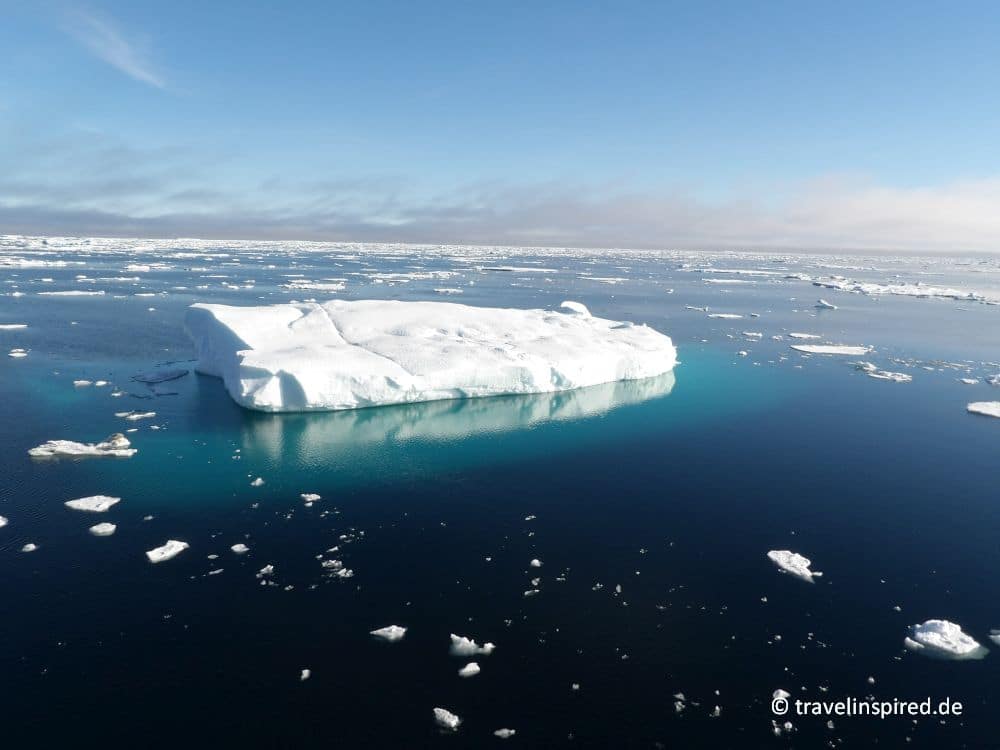 Eisberg vor der grönländischen Küste, Arktis Expedition, Eisbären vom Schiff beobachten