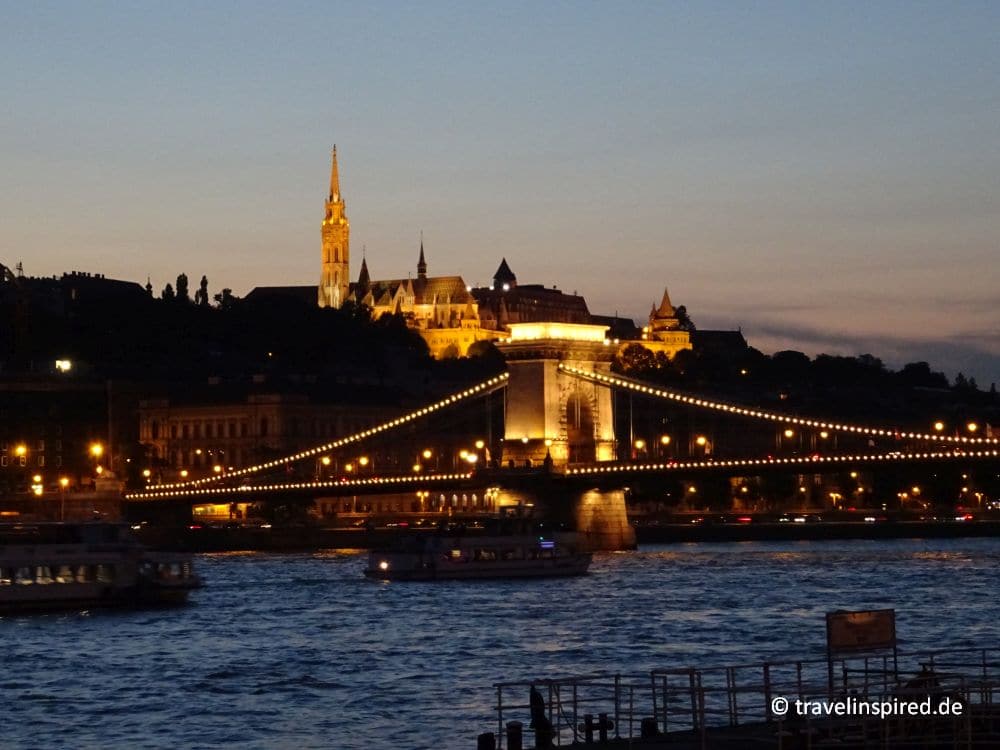 Kettenbrücke mit Matthiaskirche, Budapest Tipps am Abend, bestes Fotomotiv
