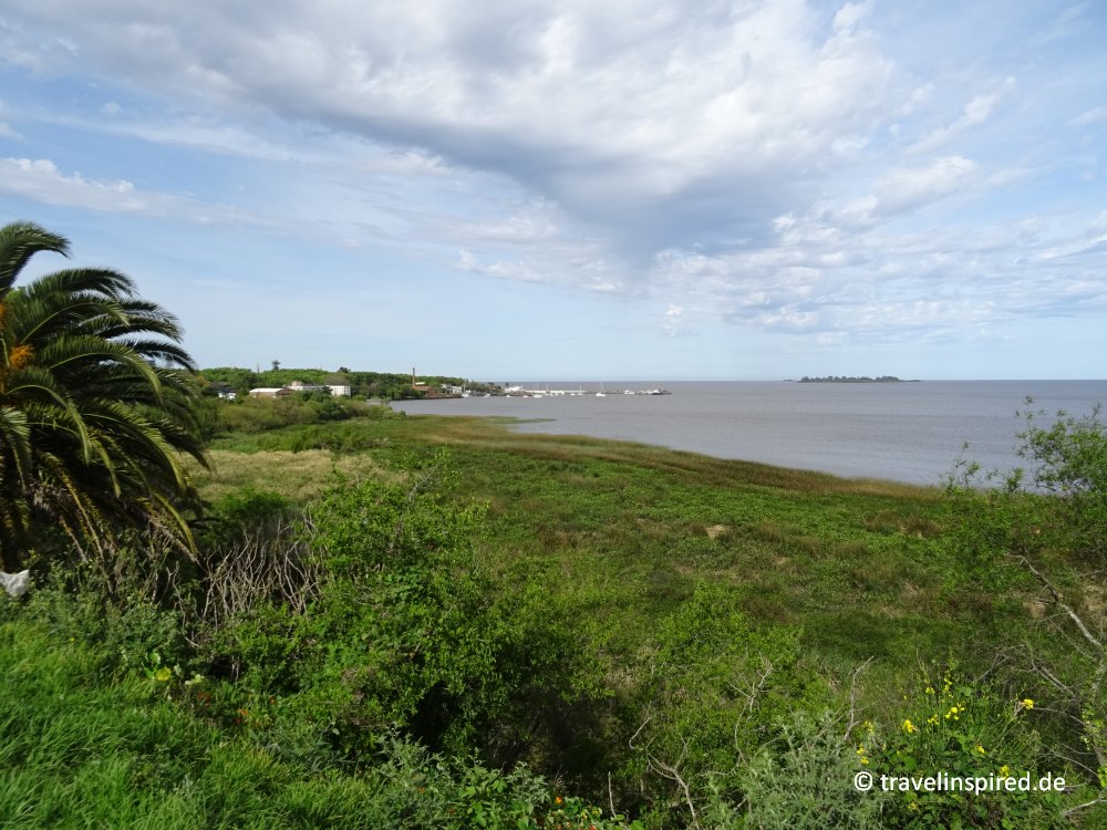 Blick vom Weg zum Strand auf die Altstadt, Colonia del Sacramento Strände & Tipps, Uruguay Reisebericht