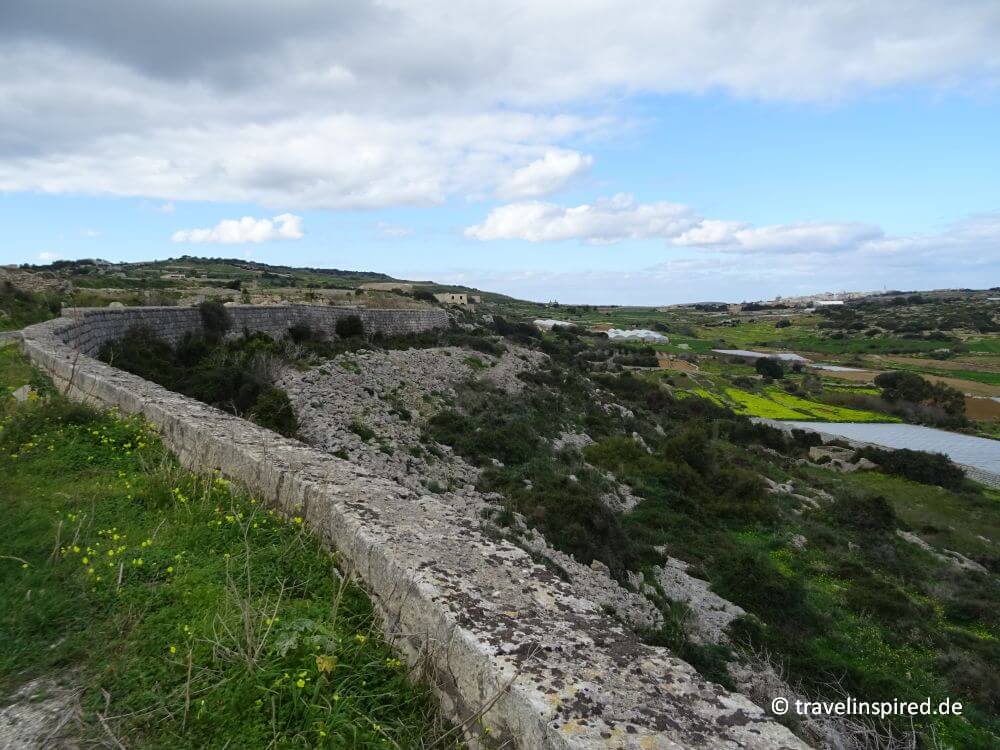 Steinmauer der Victoria Lines, Malta Wandern auf eigene Faust