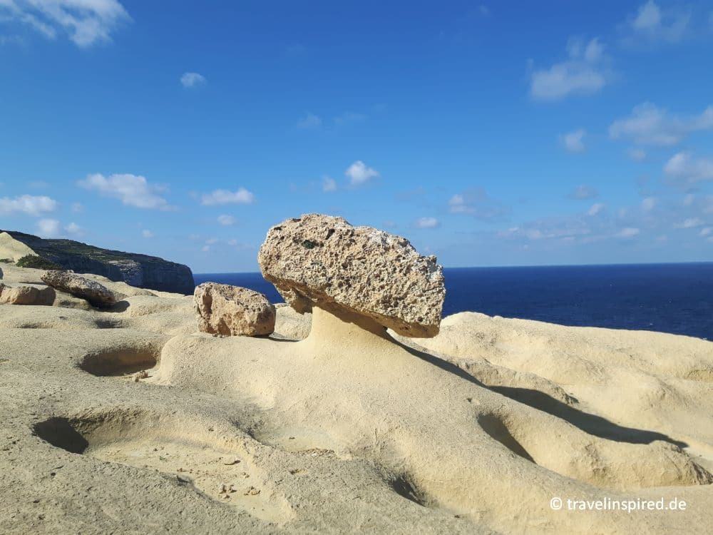 Pilzförmige Kalksteinformationen am Hekka Point, Küstenwanderung auf Gozo