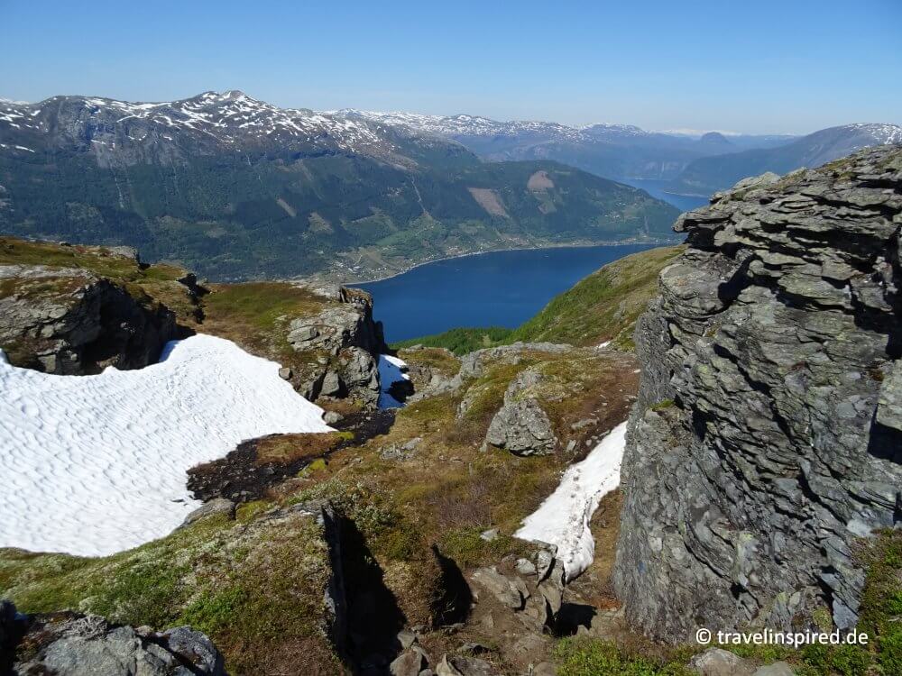 Kletterpartie mit spektakulärer Aussicht, wandern auf dem Königinnenweg, Tagestour Hardangervidda, Norwegen wandern
