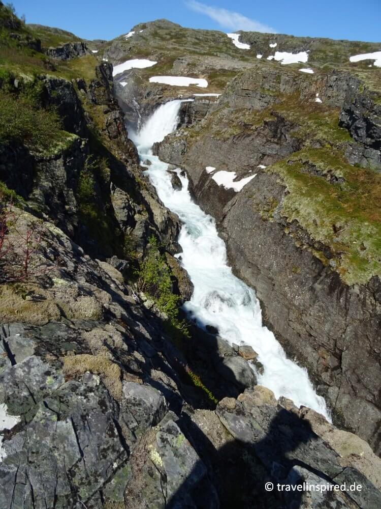 Rauschender Wasserfall Hardangervidda, Ende Dronningstien, Tageswanderung Hardanger Region