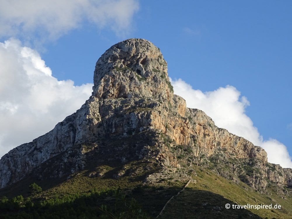Über Colònia de Sant Père aufragender Felsen des Gebirges Serres de Levant, Mallorca Norden Natur
