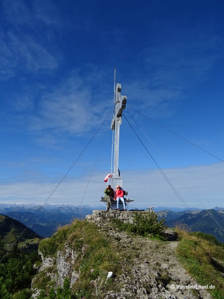 Pause am Gipfelkreuz, Tegernsee Wandern Wallberg, sonnige Wanderung, Urlaub Tipps