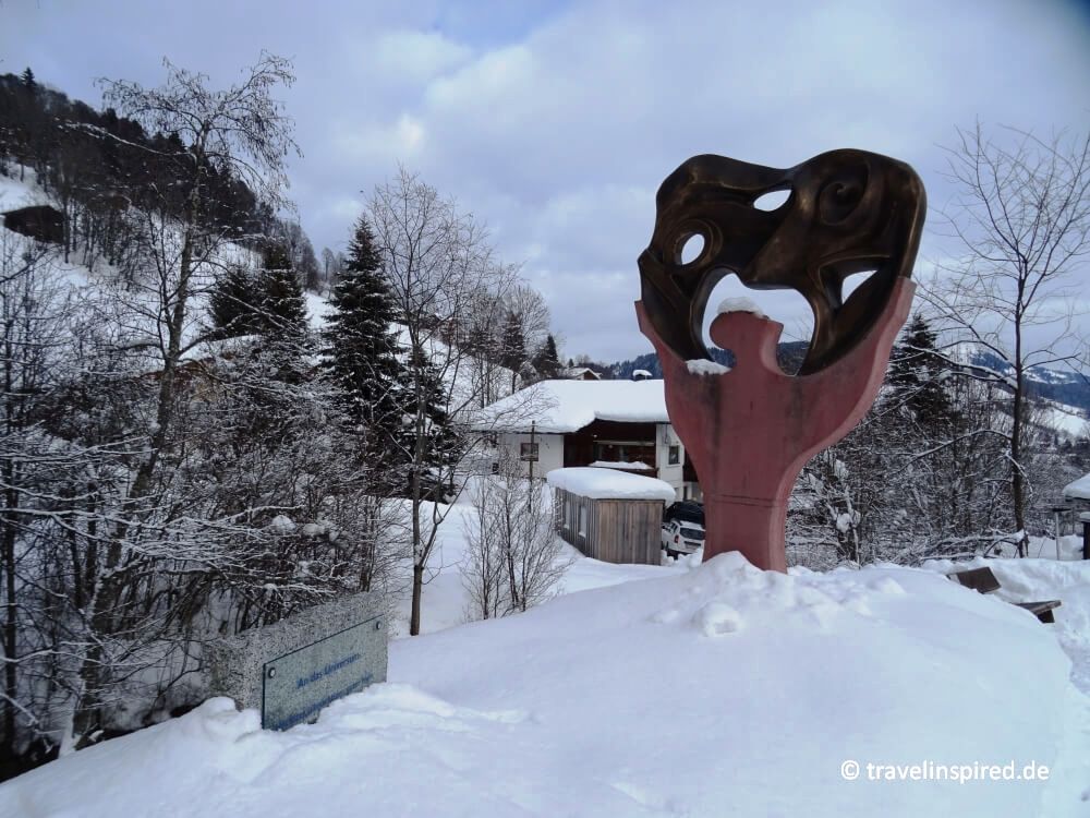 Bronzefigur am Franziskusweg in der Wildschönau, leichter Winterwanderweg Wildschönau von Niederau nach Oberau