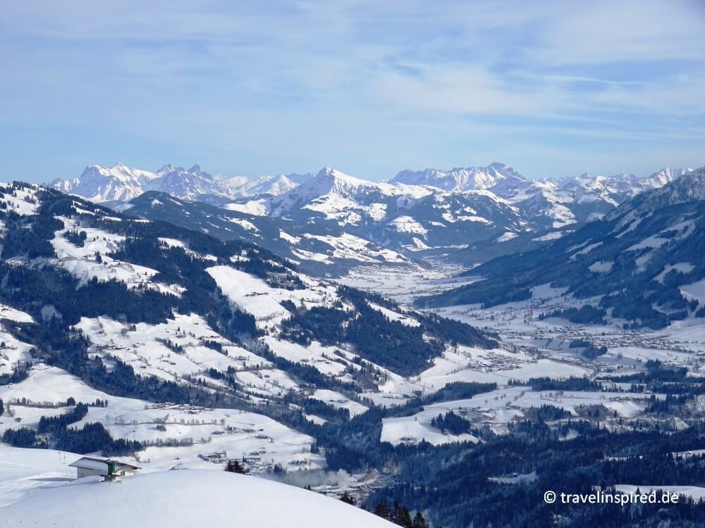 Aussicht vom Kropfraderjochlift auf das Nachbartal, Wildschönau Winterwandern Tirol, Österreich