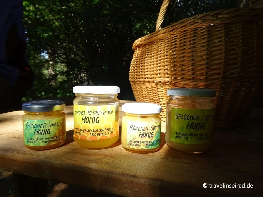 Honigsorten probieren, Viamala Bienenführung, Unterwegs mit dem Imker in Graubünden, Ausflugstipp Schweiz Urlaub