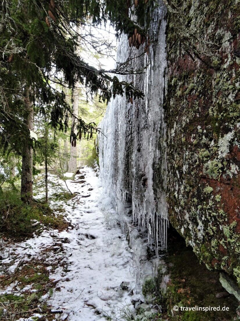 Highlight beim Wandern auf den Alandinseln: ein gefrorener Wasserfall, Höhlenwanderung bei Geta, Tipp Wandern Aland Inseln Finnland