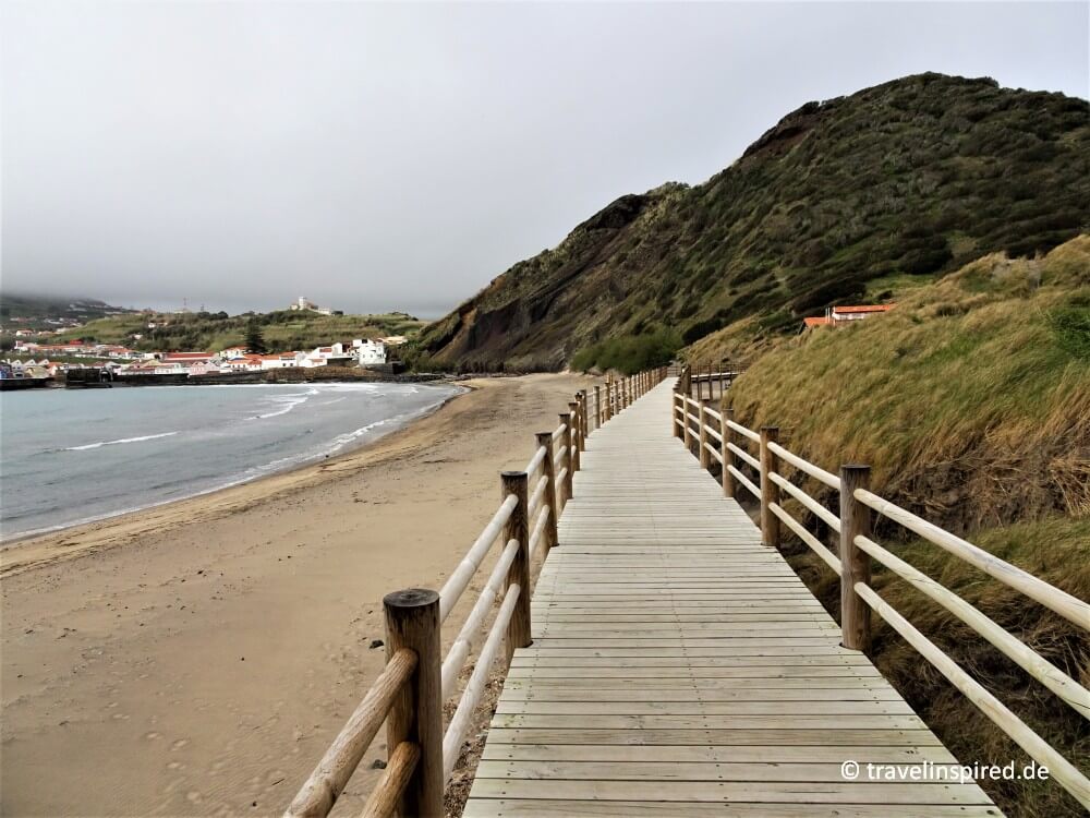Der schöne Strand von Porto Pim, Highlight Horta, Faial Strände, Azoren Urlaub