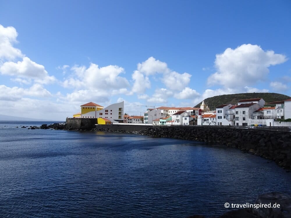 Promenade von Velas mit dem Auditório Municipal, Sehenswürdigkeit Azoreninsel Sao Jorge, Portugal