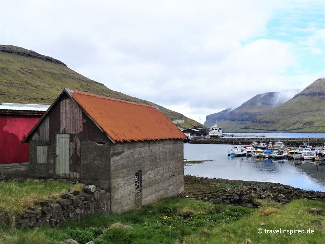Hafen von Sørvágur auf Vagar: hier legt die Fähre nach Mykines ab, Reisetipps Färöer Urlaub