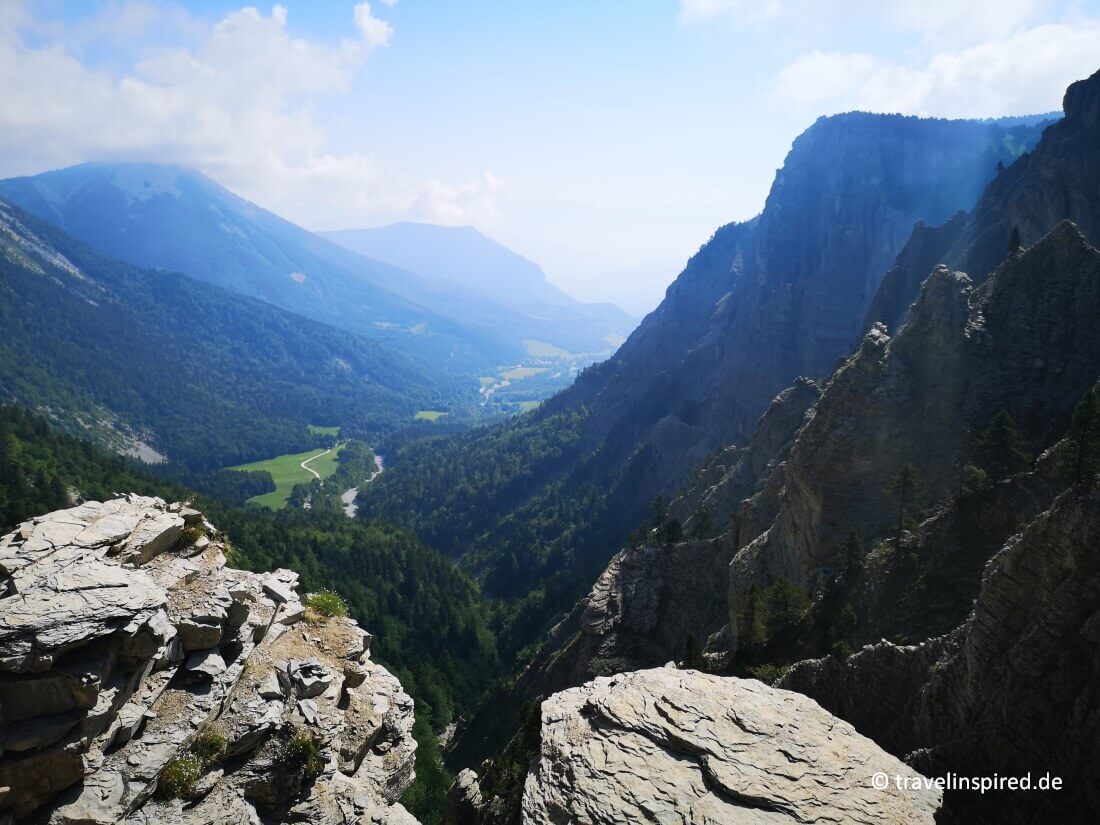 Aussicht vom Pas de l’Aiguille auf die Steinbock Felsen und das Tal , Wandern Vercors Route, französische Alpen