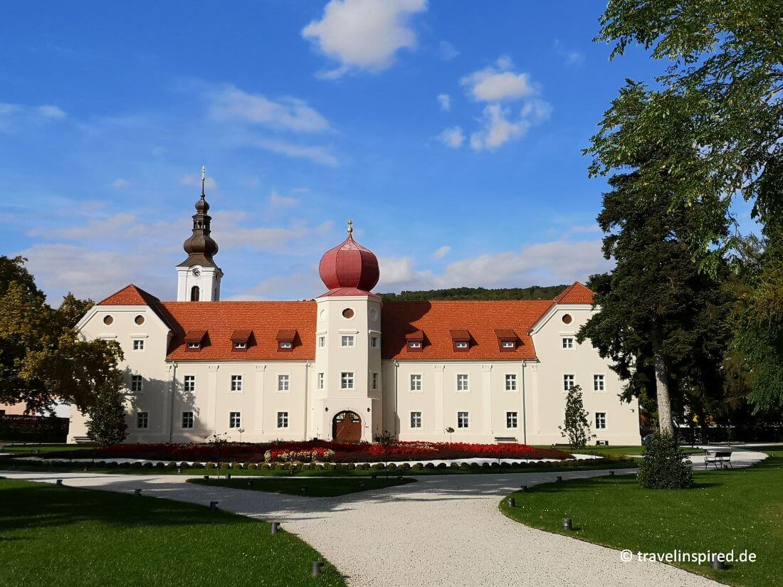 Berühmtes Weingut Kutjevo im ehemaligen Kloster, Weinprobe Slawonien, Kultur Highlight Kroatien Urlaub