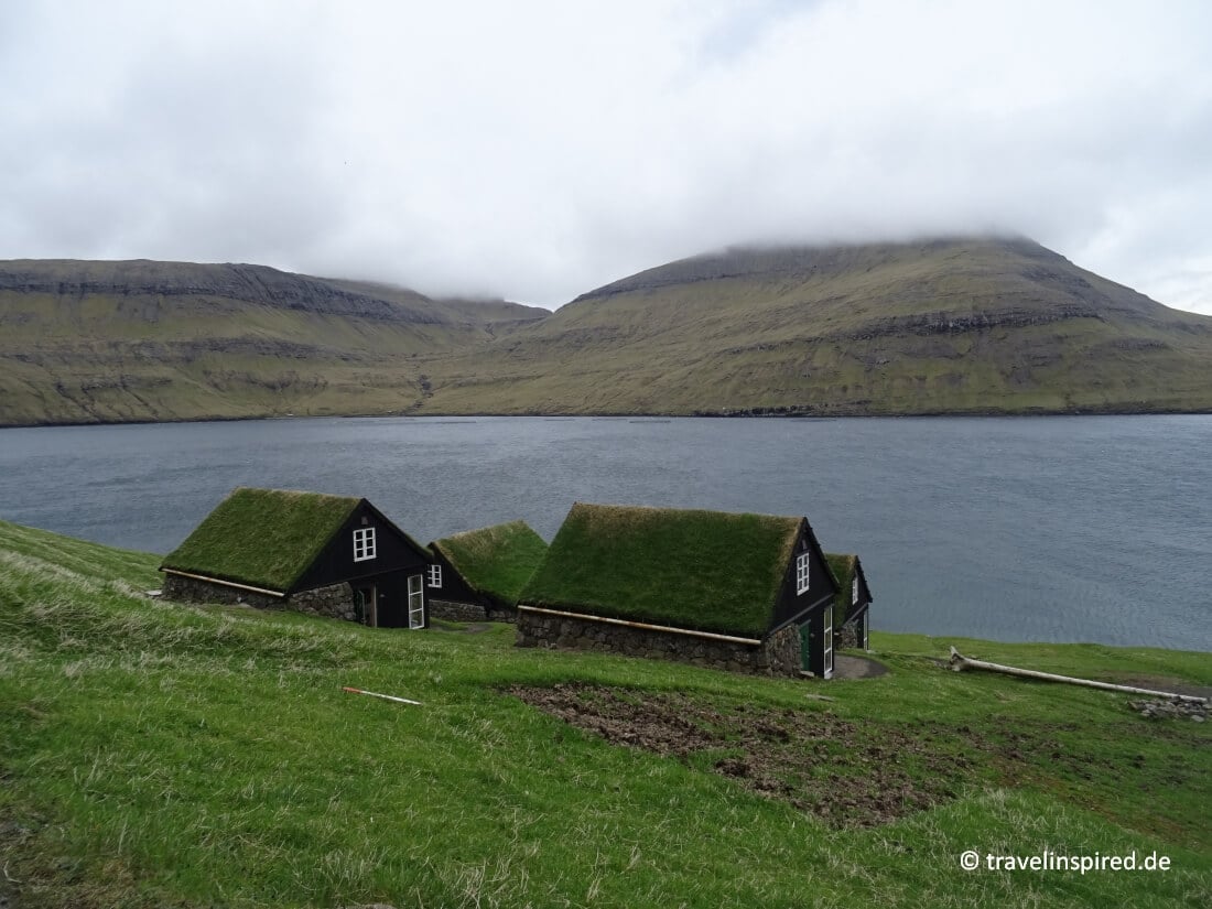 Typisch Färöer: Holzhäuser mit Grasdach, Reisebericht Färöer Inseln mit Sehenswürdigkeiten, Highlights, Insidertipps und schönen Fotos