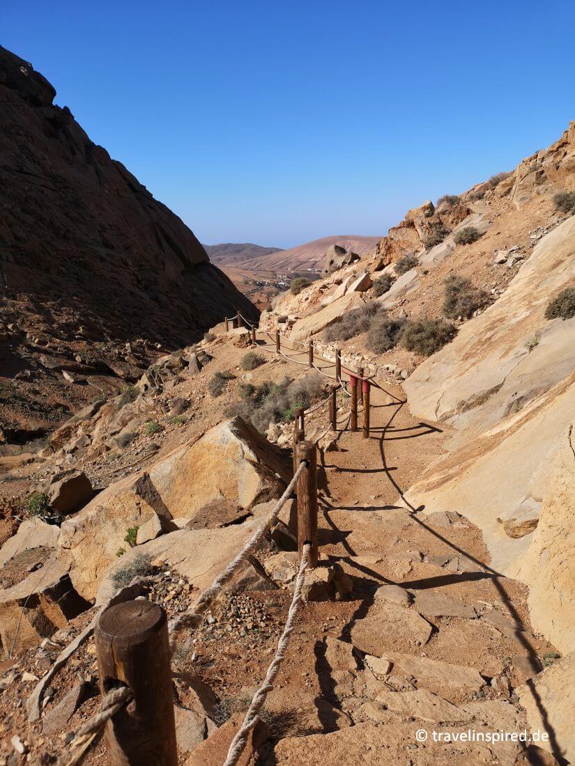 Schöner Wanderweg in den Bergen, Reisebericht Fuerteventura wandern mit Tipps für abechslungsreiche Wandertouren auf eigene Faust
