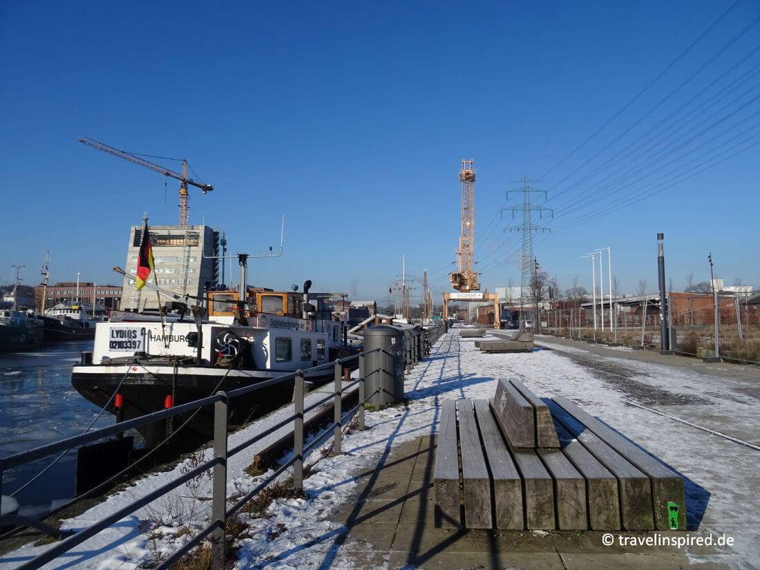 Harburg Sehenswürdigkeit: Gelber Kran an der Hafenpromenade auf der Harburger Schlossinsel