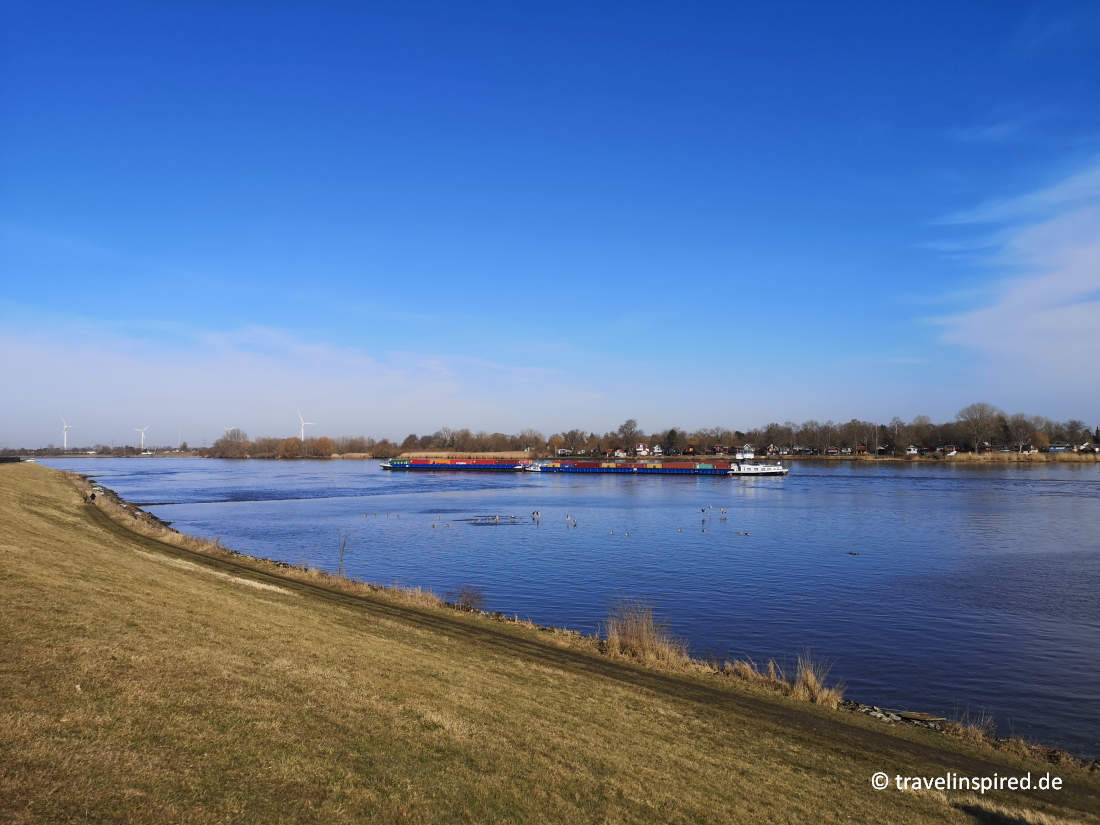 Am Deich parken und Schiffe auf der Elbe beobachten, Tipp Wandern Niedersachsen
