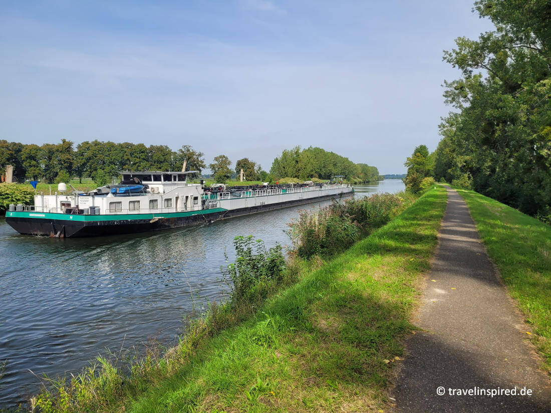 Radfahren am Julianakanal, Limburg, Niederlande