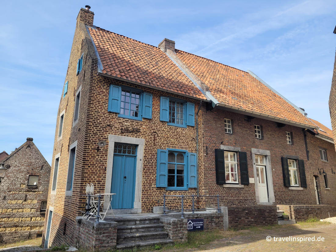 Hübsche blaue Fensterläden in Urmond, schöne Orte Limburg