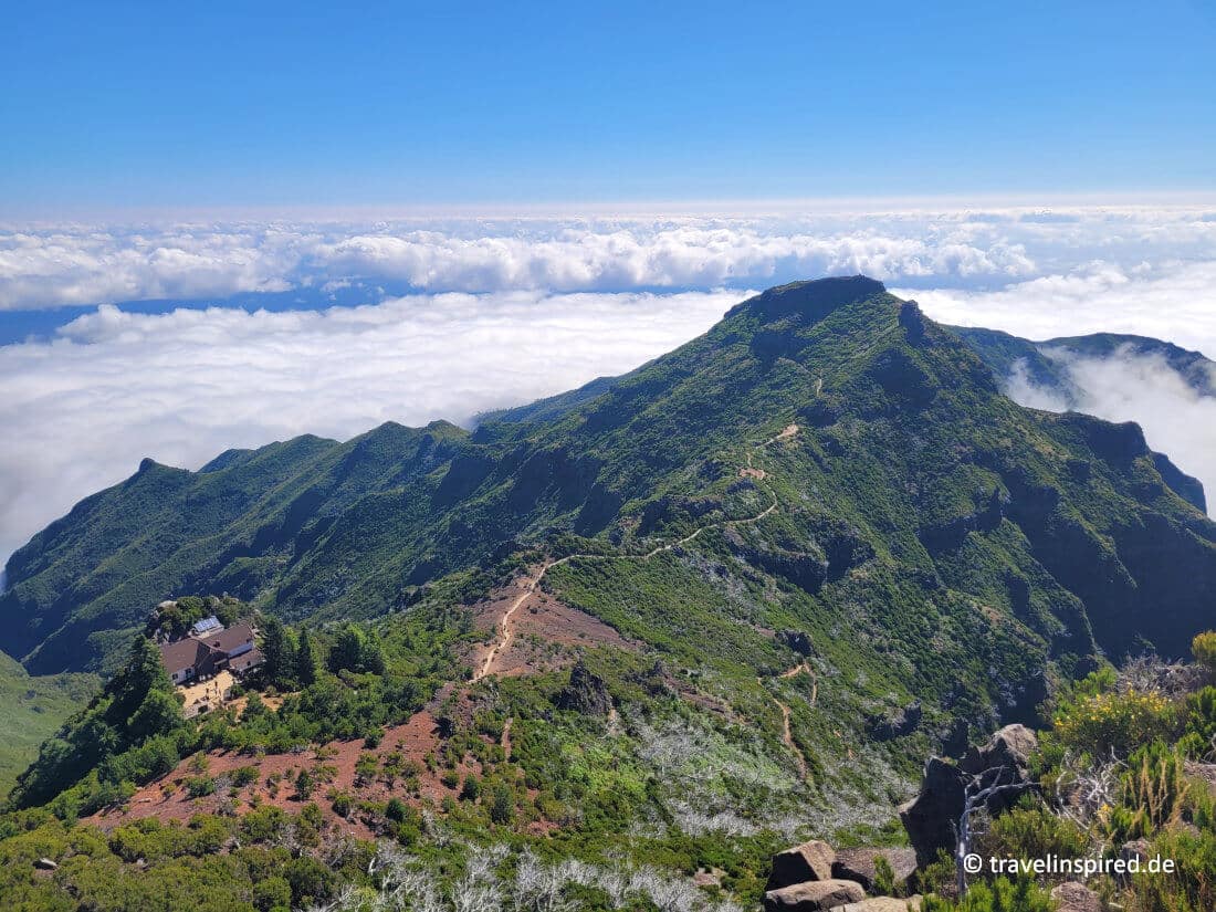 Aussicht auf den Wanderweg und die Casa de Abrigo vom Gipfel Pico Ruivo, Madeira schönste Wanderung