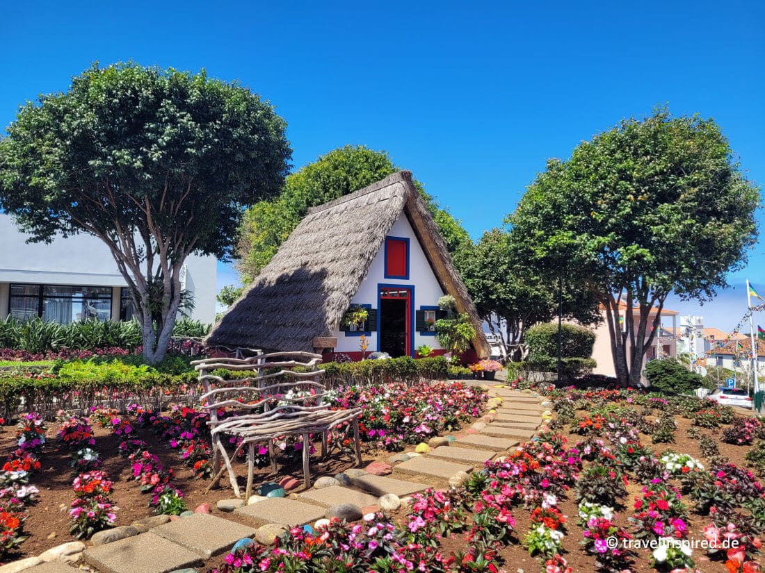 Typisches reetgedecktes Madeira-Haus in Santana, Sehenswürdigkeiten Madeira