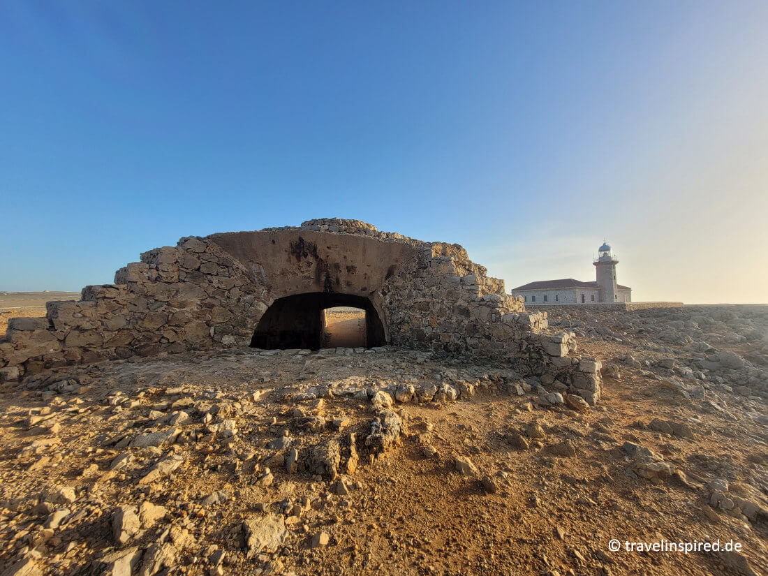 Casamata und Leuchtturm im Abendlicht