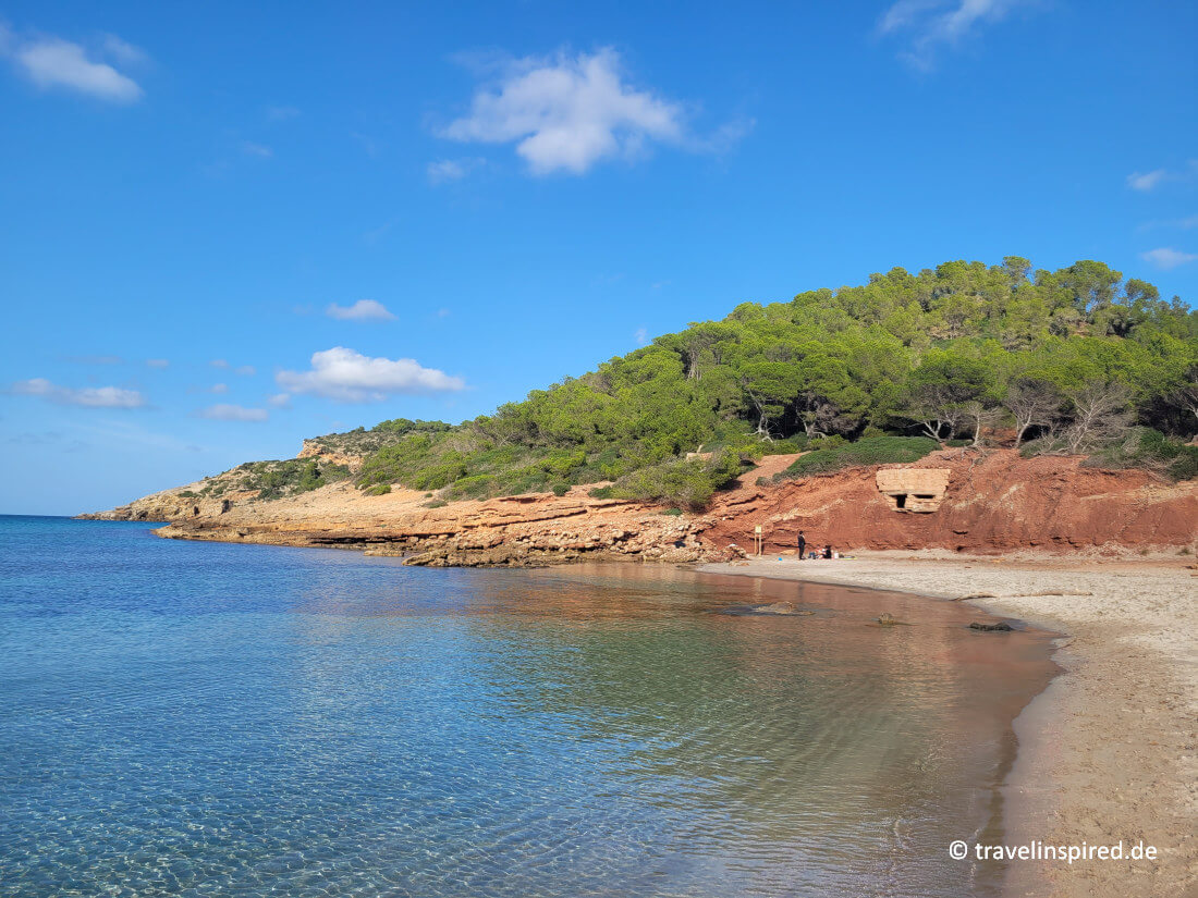Rote Felsen und Sandstrand: Platja d’Algaiarens